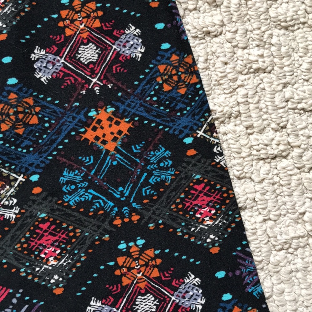 Multicolored Abstract Patterned Leggings - Picture 3 of 8